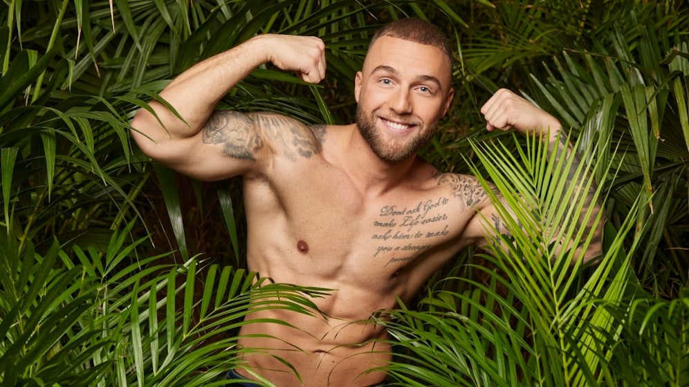 Filip Pavlovic freut sich über seinen Sieg beim Dschungelcamp.