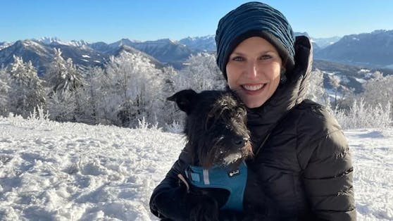 Für Karoline Edtstadler und ihren Hund Struppi geht es hoch hinauf. Struppi bekommt dafür noch eine Extra Trage.