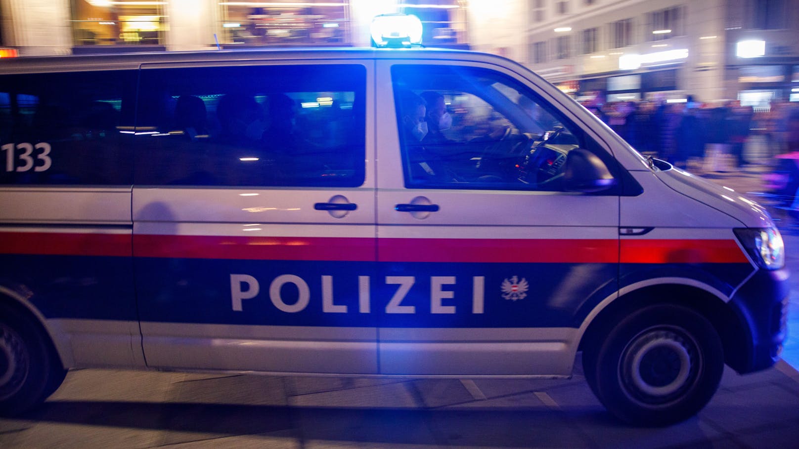 Die Salzburger Polizei hatte es am Samstag mit einem 27-jährigen Alko-Lanker nicht leicht. 