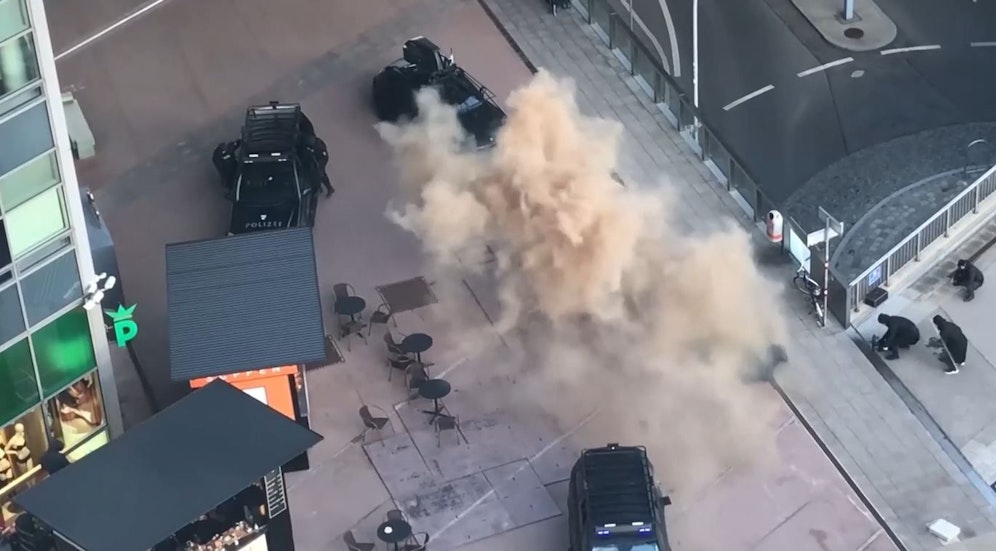 Ein lauter Knall, ein Feuerball, dann zieht Rauch auf: Die Dreharbeiten des Netflix-Actionfilms 