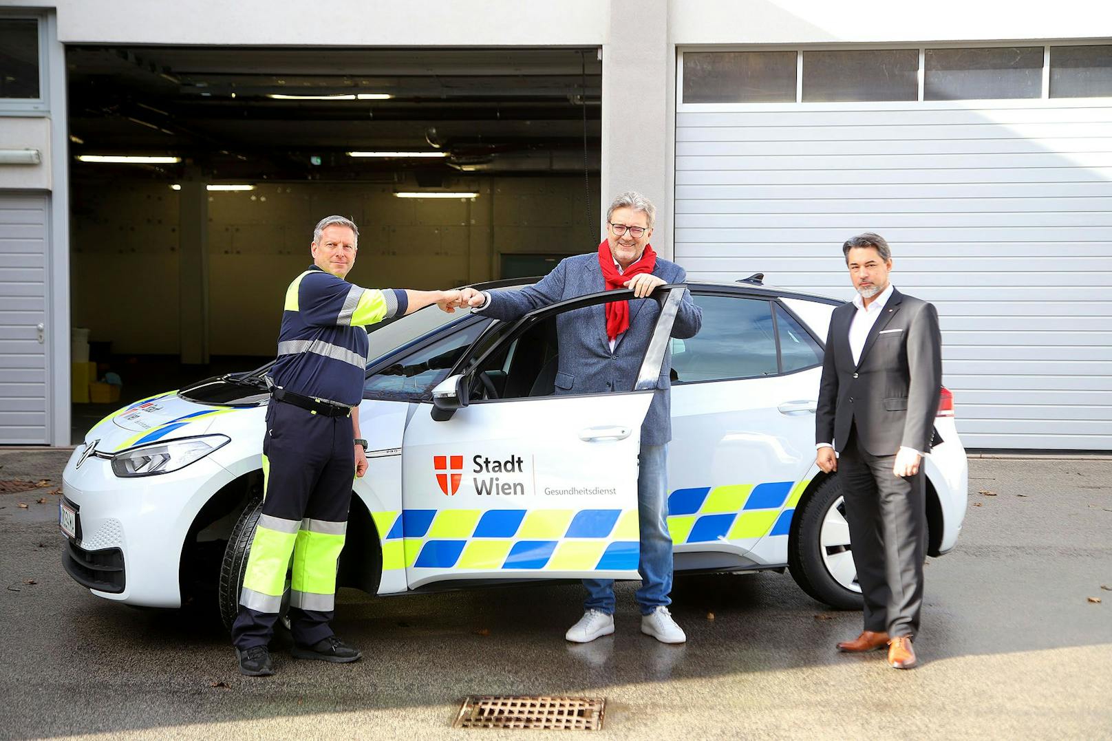 Nikolaus Salzer (Leiter des Hygienezentrums der MA 15), Gesundheitsstadtrat Peter Hacker und Jochen Haidvogel (Leiter Gesundheitsdienst der Stadt Wien (v.li.) bei der Übergabe.