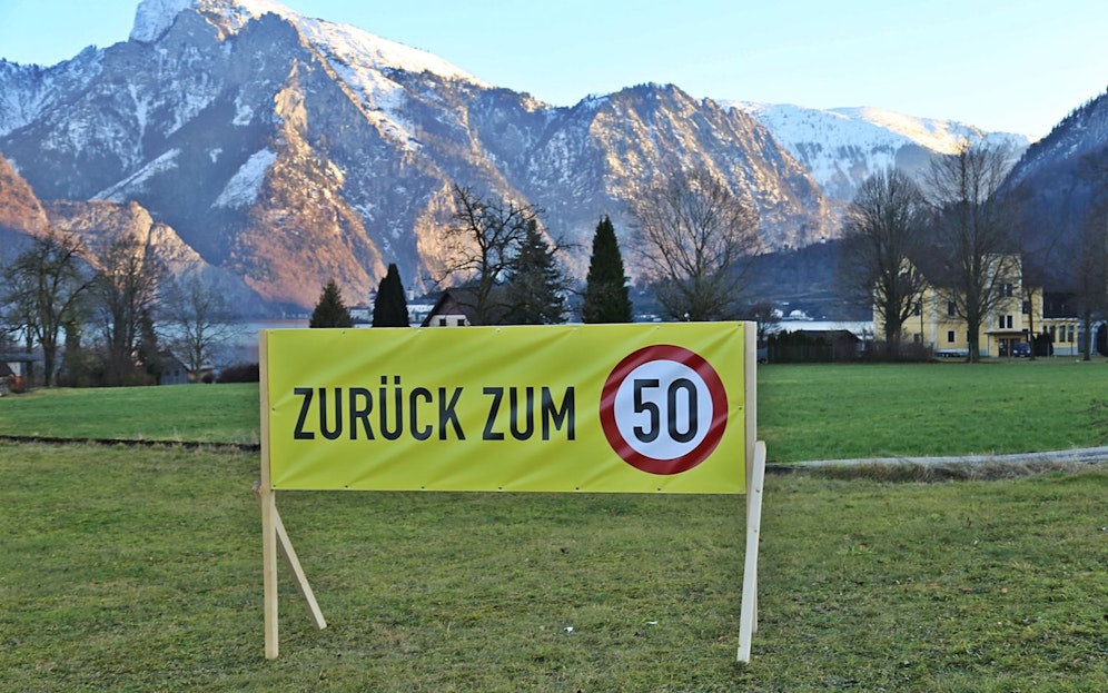 Am Traunsee gegen die Wogen hoch, wegen einer 70er-Zone.