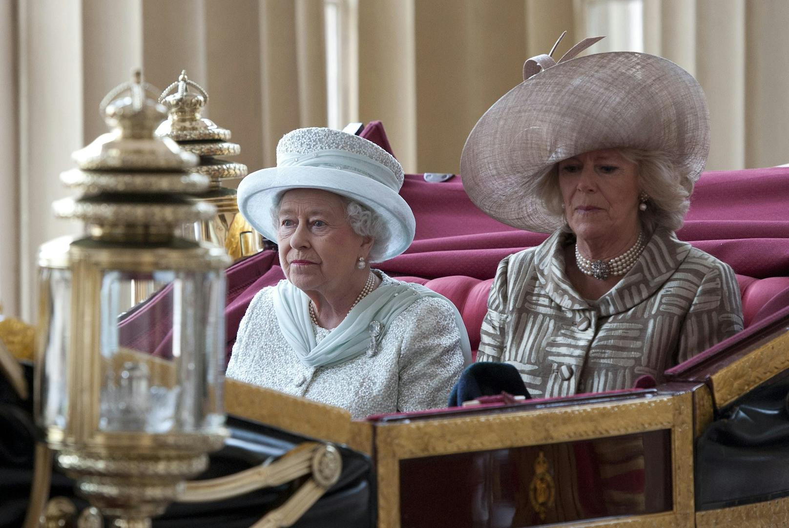 Queen Elizabeth II und Camilla, die Herzogin von Cornwall.