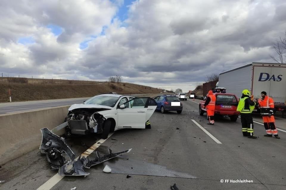 Der Pkw wurde gegen die Leitwand geschleudert.