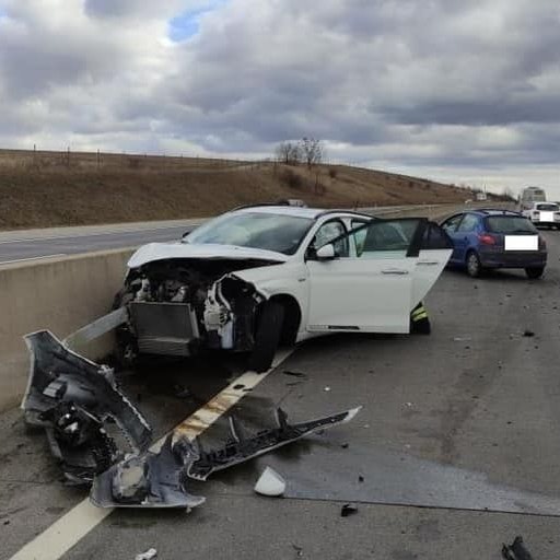 Der Pkw wurde gegen die Leitwand geschleudert.