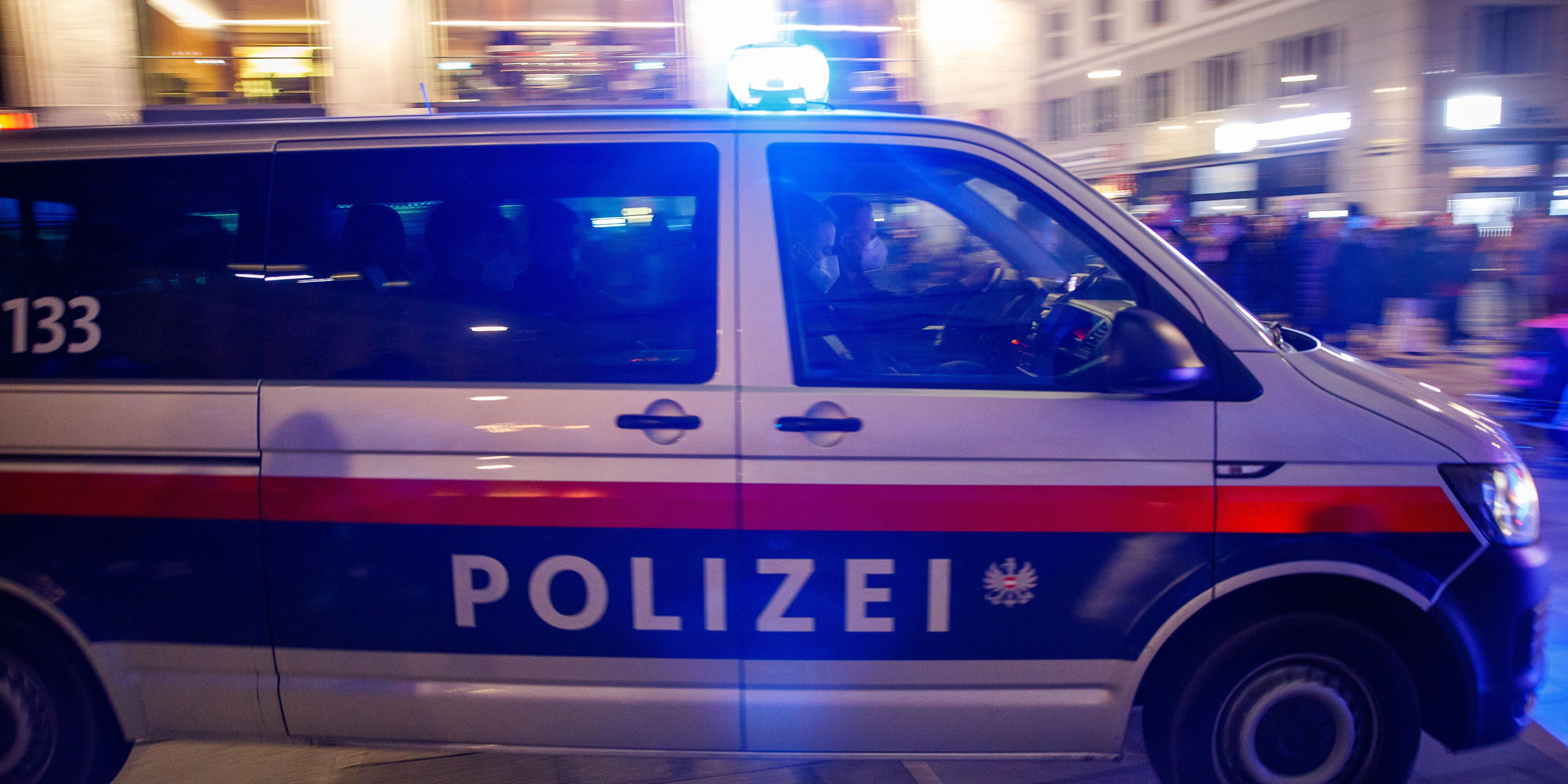 Ein Polizeiauto im Einsatz. (Symbolbild)