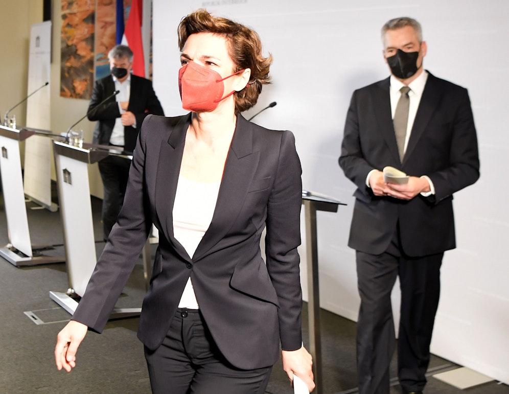 (v.l.) Vizekanzler Werner Kogler (Grüne), SPÖ-Chefin Pamela Rendi-Wagner und Bundeskanzler Karl Nehammer (ÖVP).