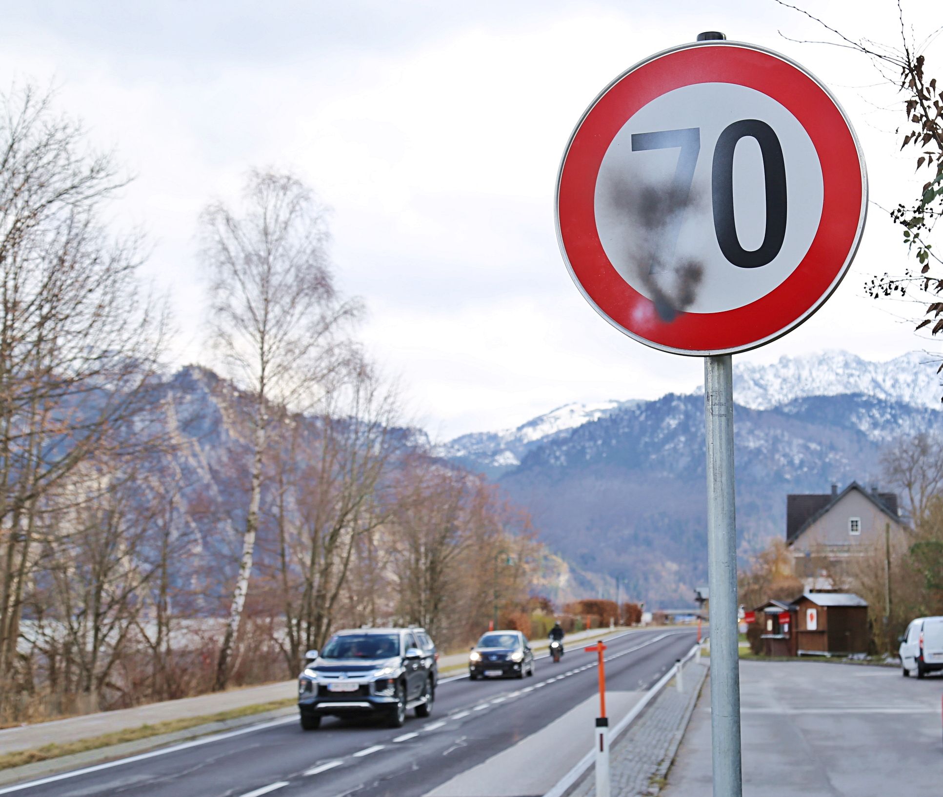 Ein Verkehrsschild wurde sogar schon übermalt.