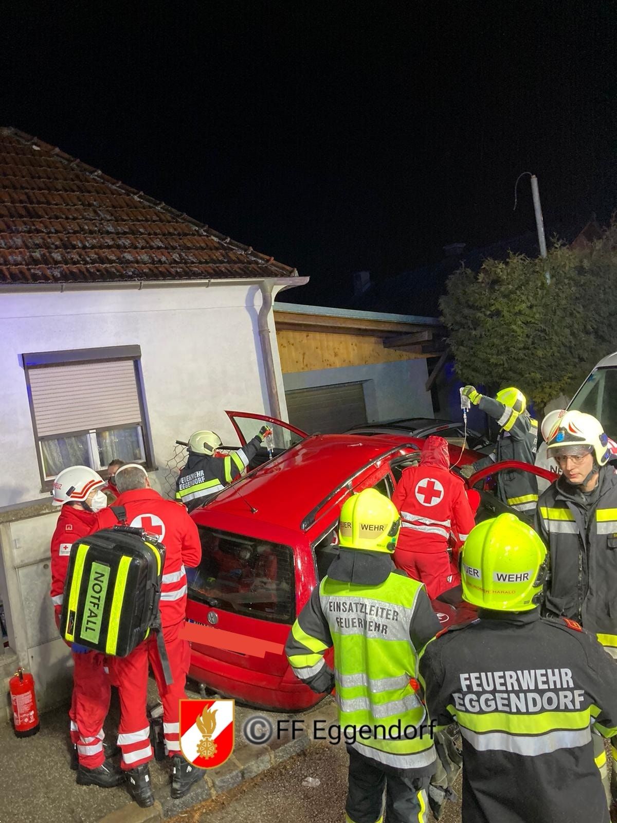 Zwei Schwerverletzte nach Auffahrunfall in Eggendorf.