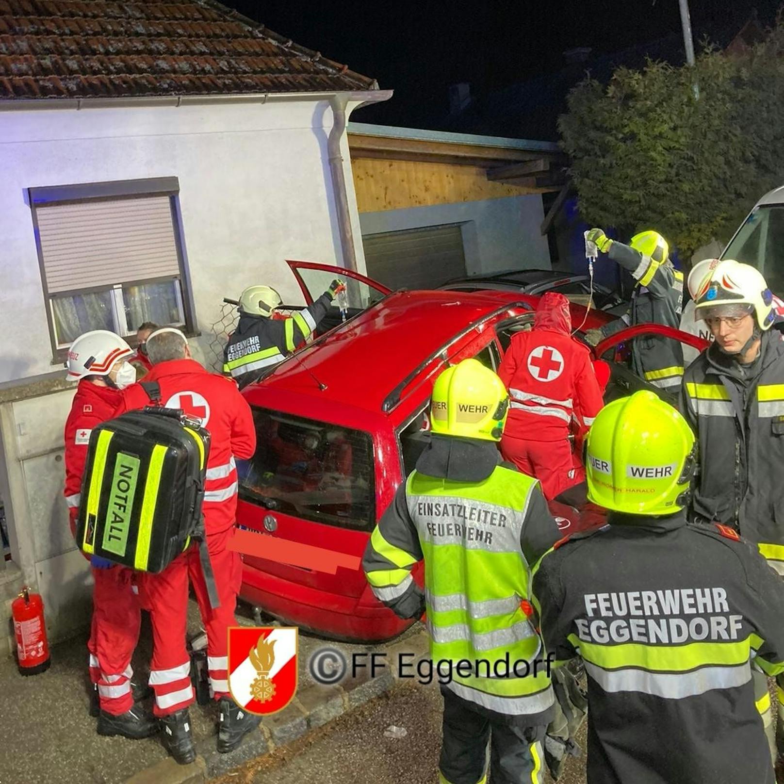 Zwei Schwerverletzte nach Auffahrunfall in Eggendorf.