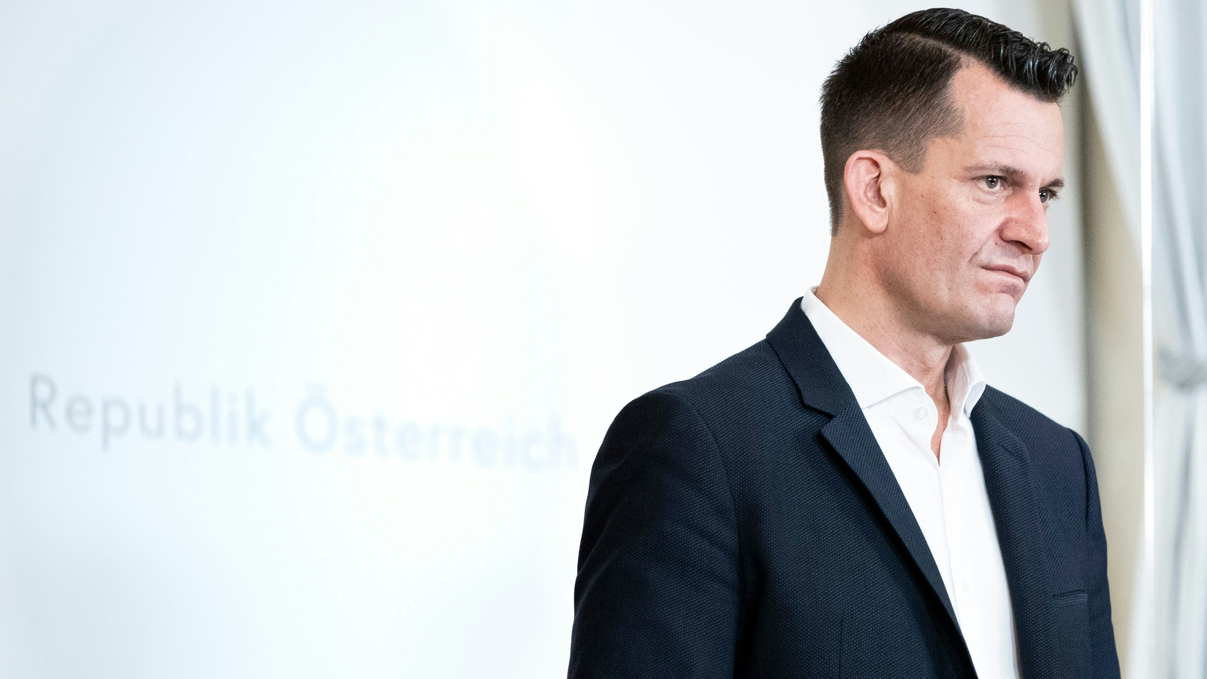 ressestatements im Bundeskanzleramt in Wien zum Thema Covid - Regelungen des Gesundheitsministeriums während der Feietage. Im Bild: Gesundheitsminister Wolfgang Mückstein (GRÜNE). Wien, Österreich. 17.12.2021 // Press statements in the Federal Chancellery in Vienna, Austria regarding the topic of covid regulations during the holidays. Picture: Health Minister Wolfgang Mückstein (GREEN). Vienna, Austria. December 17th, 2021 - 20211217_PD11634 - Rechteinfo: Rights Managed (RM)