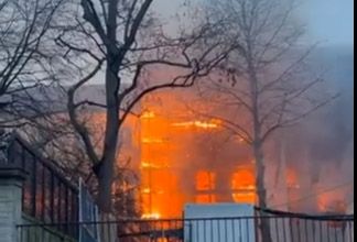 Mitten im Zentrum von Paris ist ein Großbrand ausgebrochen.