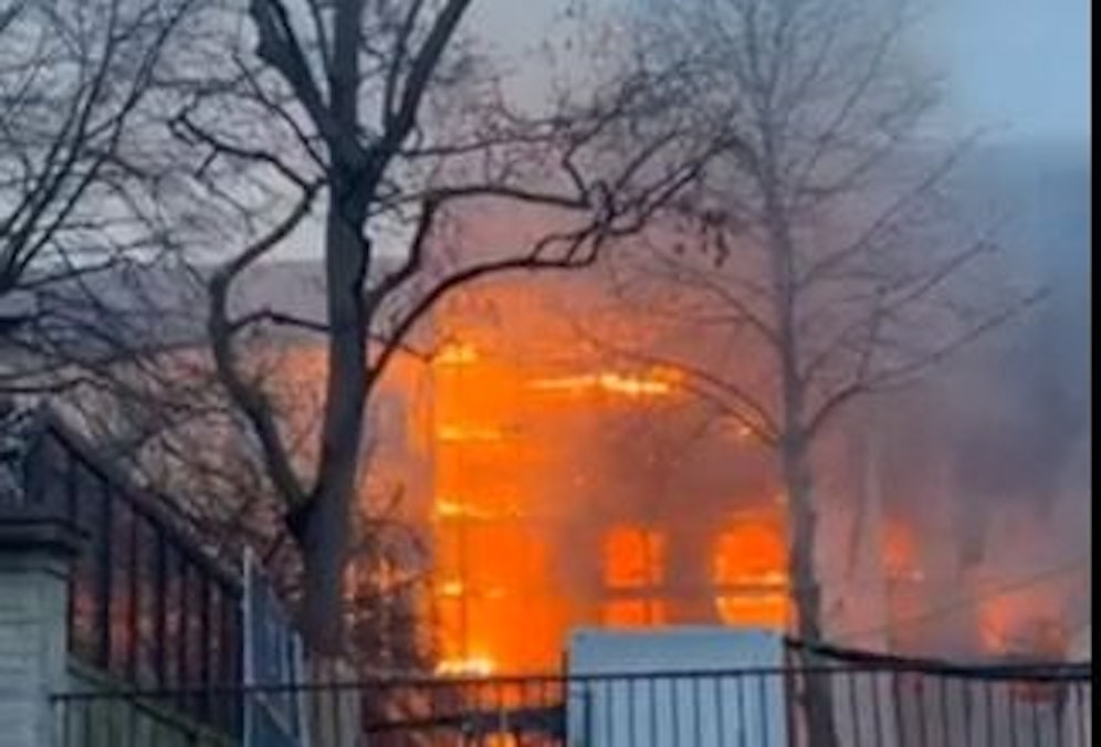 Mitten im Zentrum von Paris ist ein Großbrand ausgebrochen.