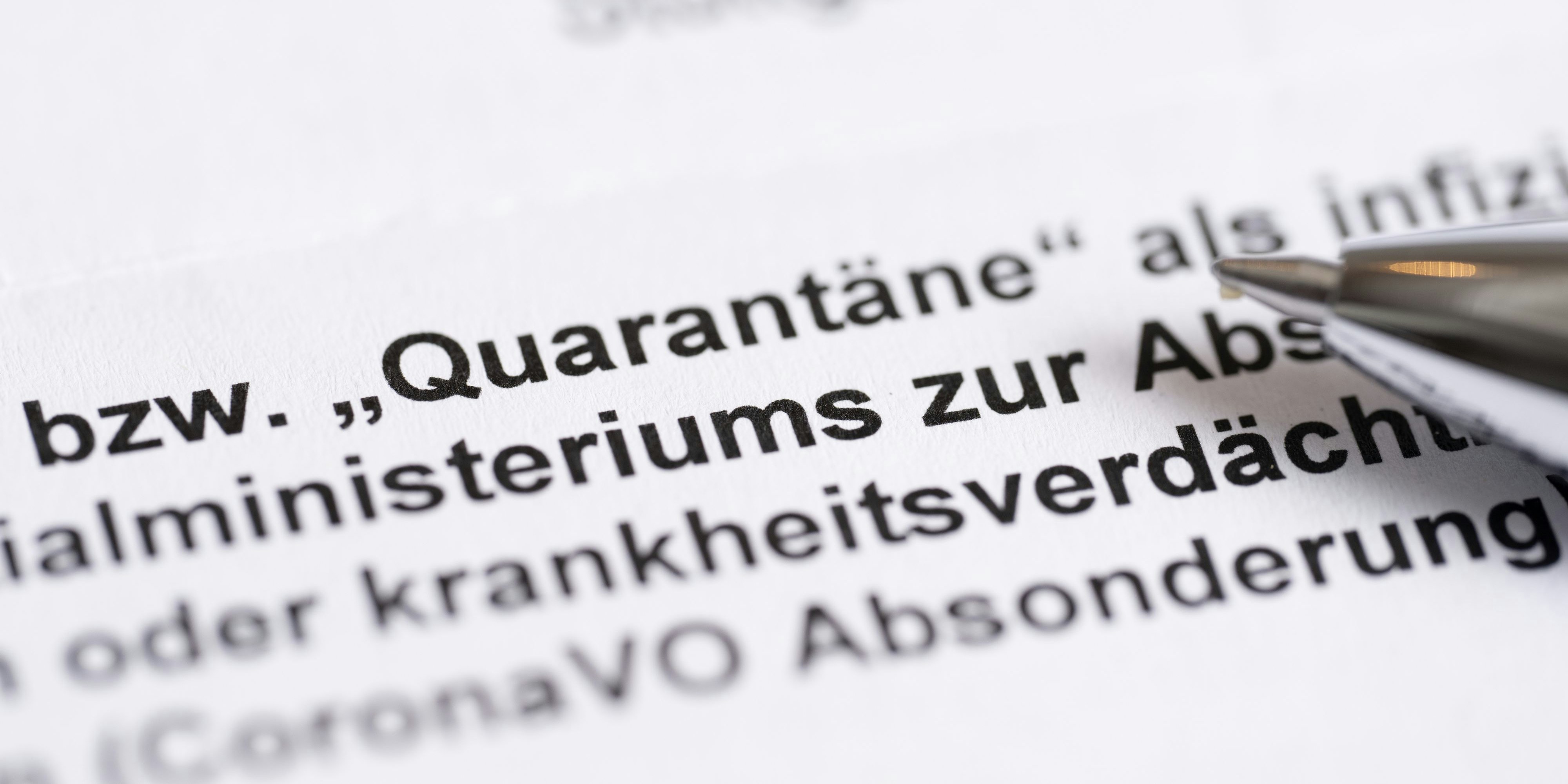 Download von www.picturedesk.com am 06.02.2022 (11:35).  12 January 2021, Baden-Wuerttemberg, Stuttgart: ILLUSTRATION - The word "quarantine" is written on an official segregation certificate for people infected with Corona. (to dpa: "Corona regulation: FFP2 mask in stores and new quarantine rules") Photo: Bernd Weißbrod/dpa - 20210112_PD13256 - Rechteinfo: Rights Managed (RM)