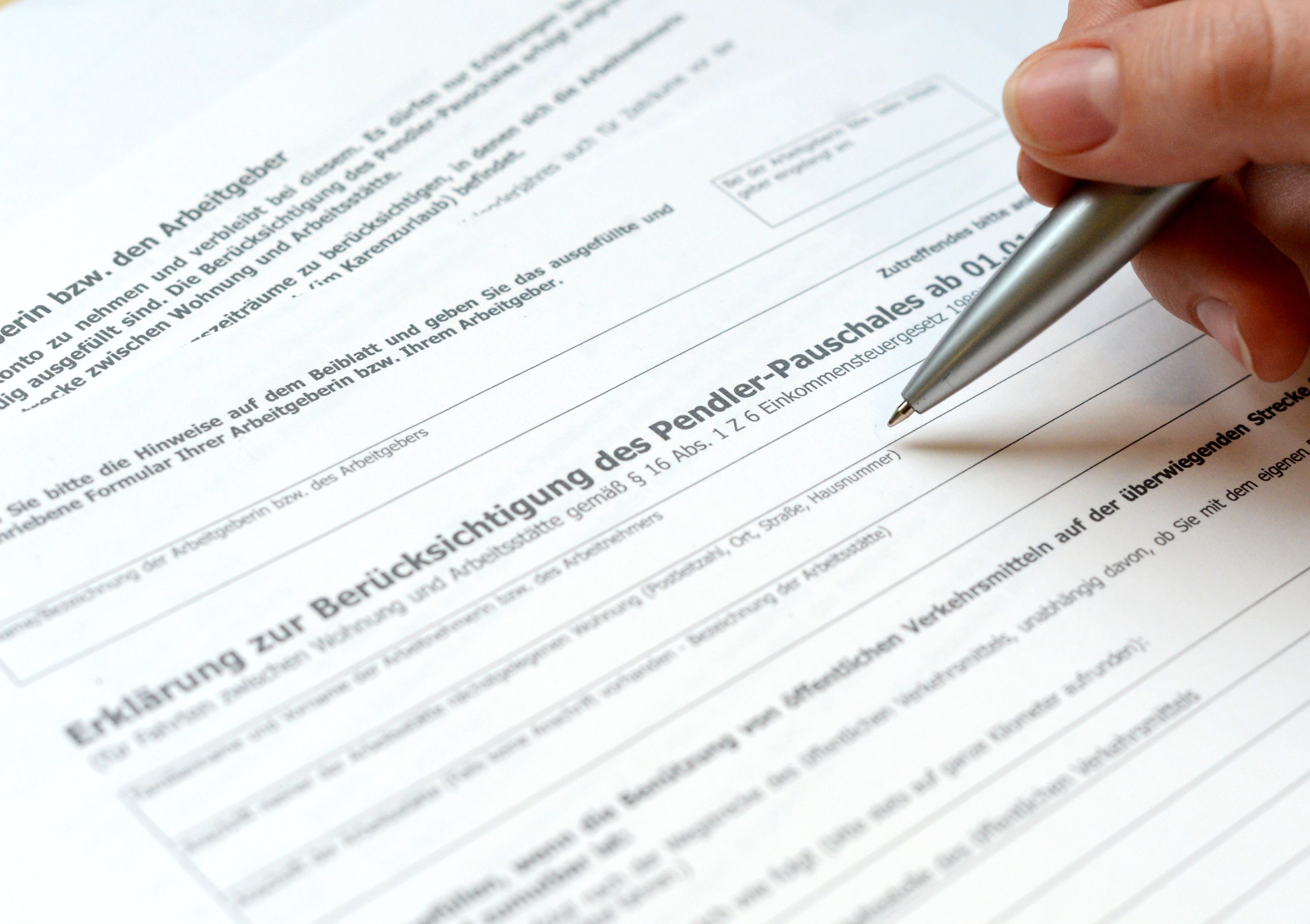 Wer regelmäßig eine Mindeststrecke in die Arbeit zurücklegt, hat Anspruch auf Pendlerpauschale.