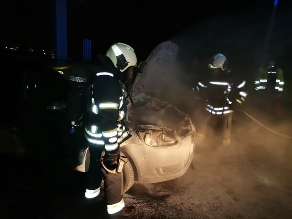 Die Feuerwehr löschte den Wagen.