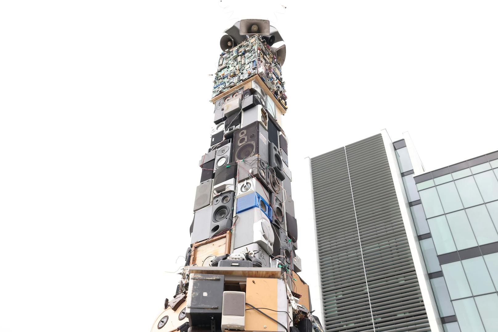 Durch die Lautsprecher ermöglicht die Skulptur Interaktionen mit Passanten.