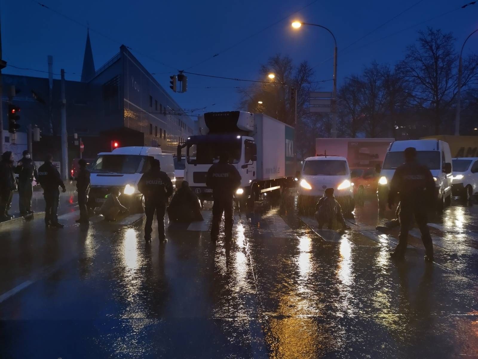 Für den Frühverkehr ging Montagmorgen am Wiener Gürtel nichts mehr: Klimaaktivisten hielten zwei Fahrspuren mit einer Sitzblockade besetzt.
