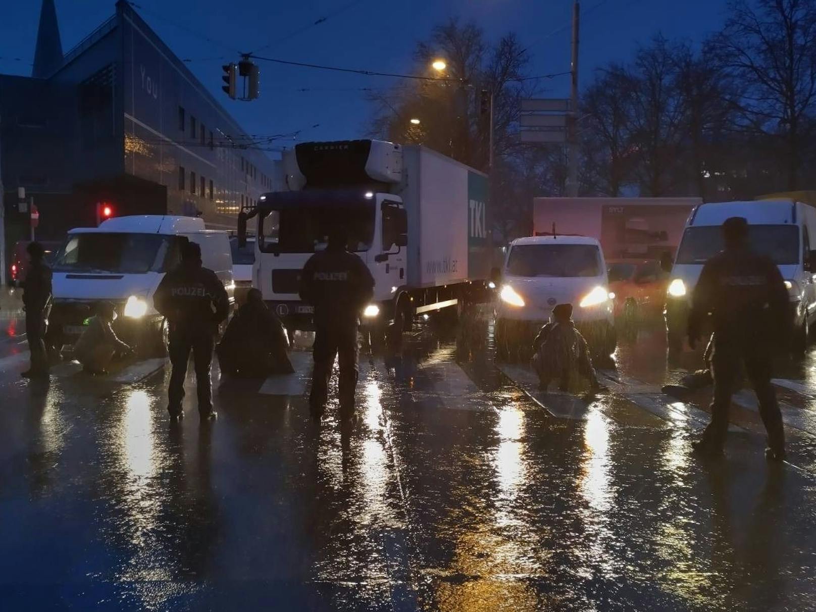 Für den Frühverkehr ging Montagmorgen am Wiener Gürtel nichts mehr: Klimaaktivisten hielten zwei Fahrspuren mit einer Sitzblockade besetzt.