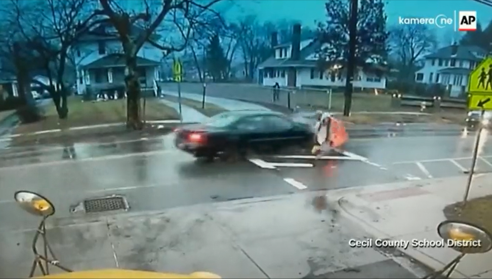 In letzter Sekunde warf sich die Polizistin vor das Auto, um das Leben einer jungen Schülerin zu retten.