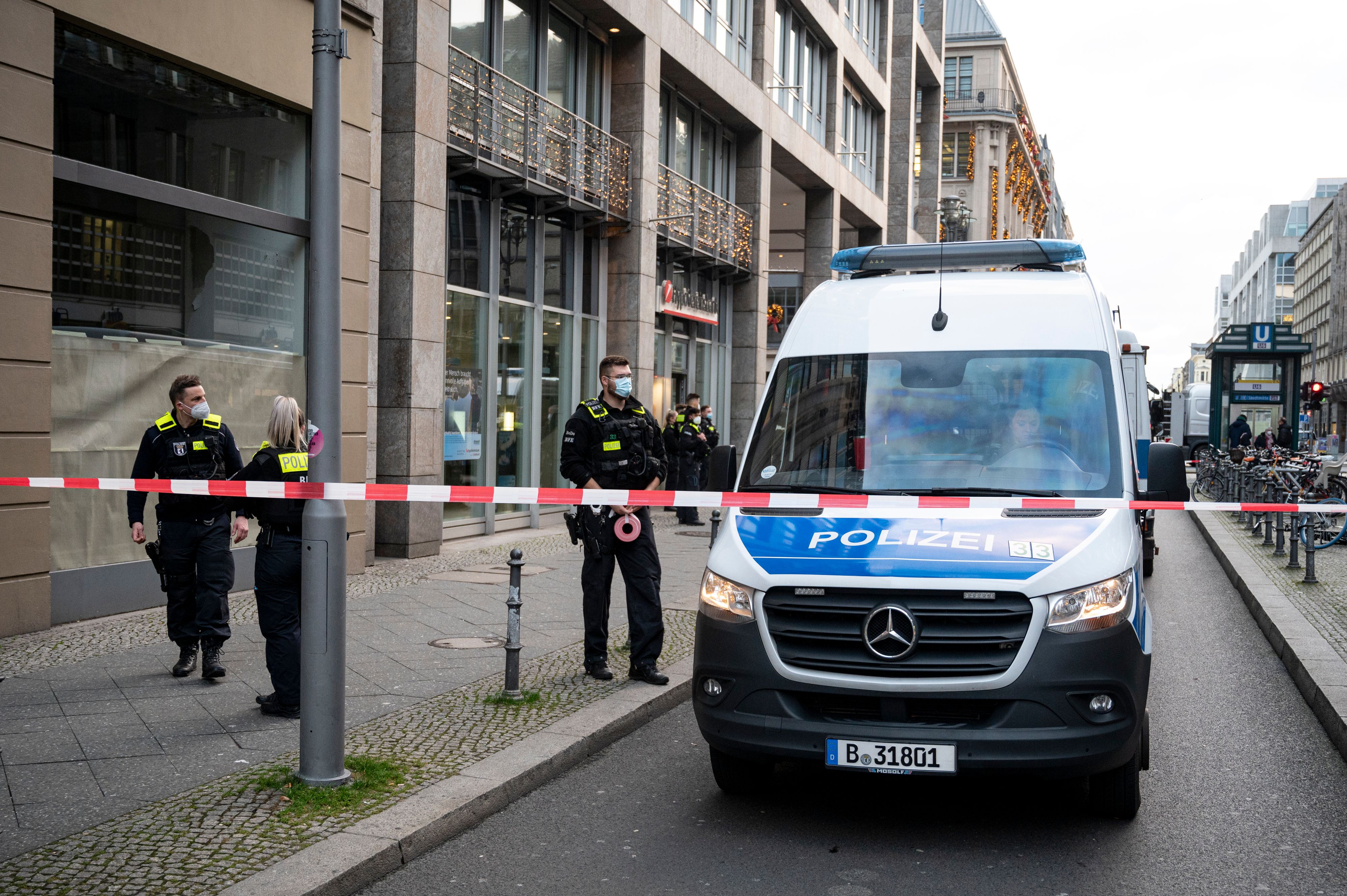 Die Täter sollen mit Mopeds vom Tatort geflogen sein. (Symbolbild)