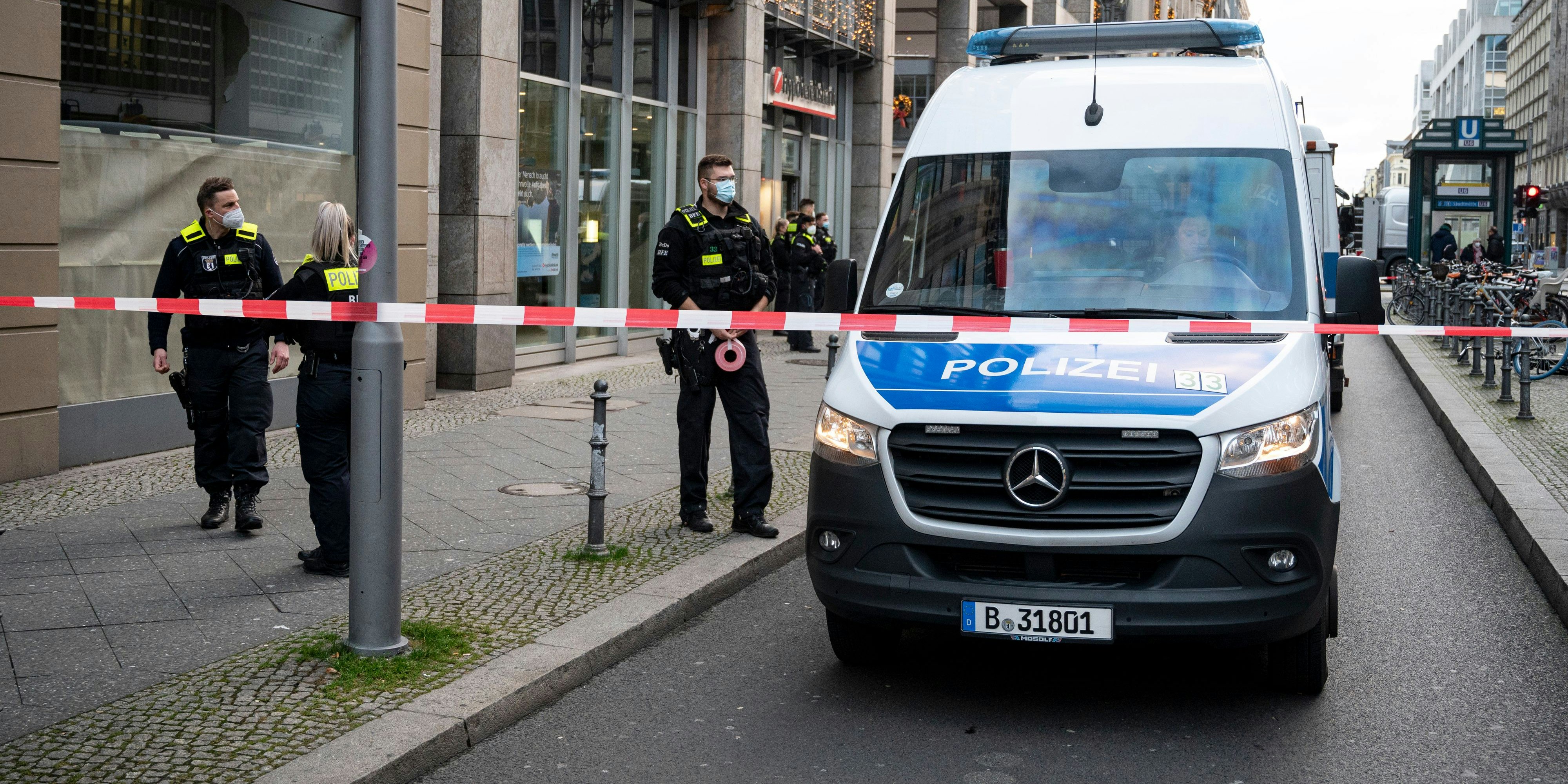 Die Täter sollen mit Mopeds vom Tatort geflogen sein. (Symbolbild)