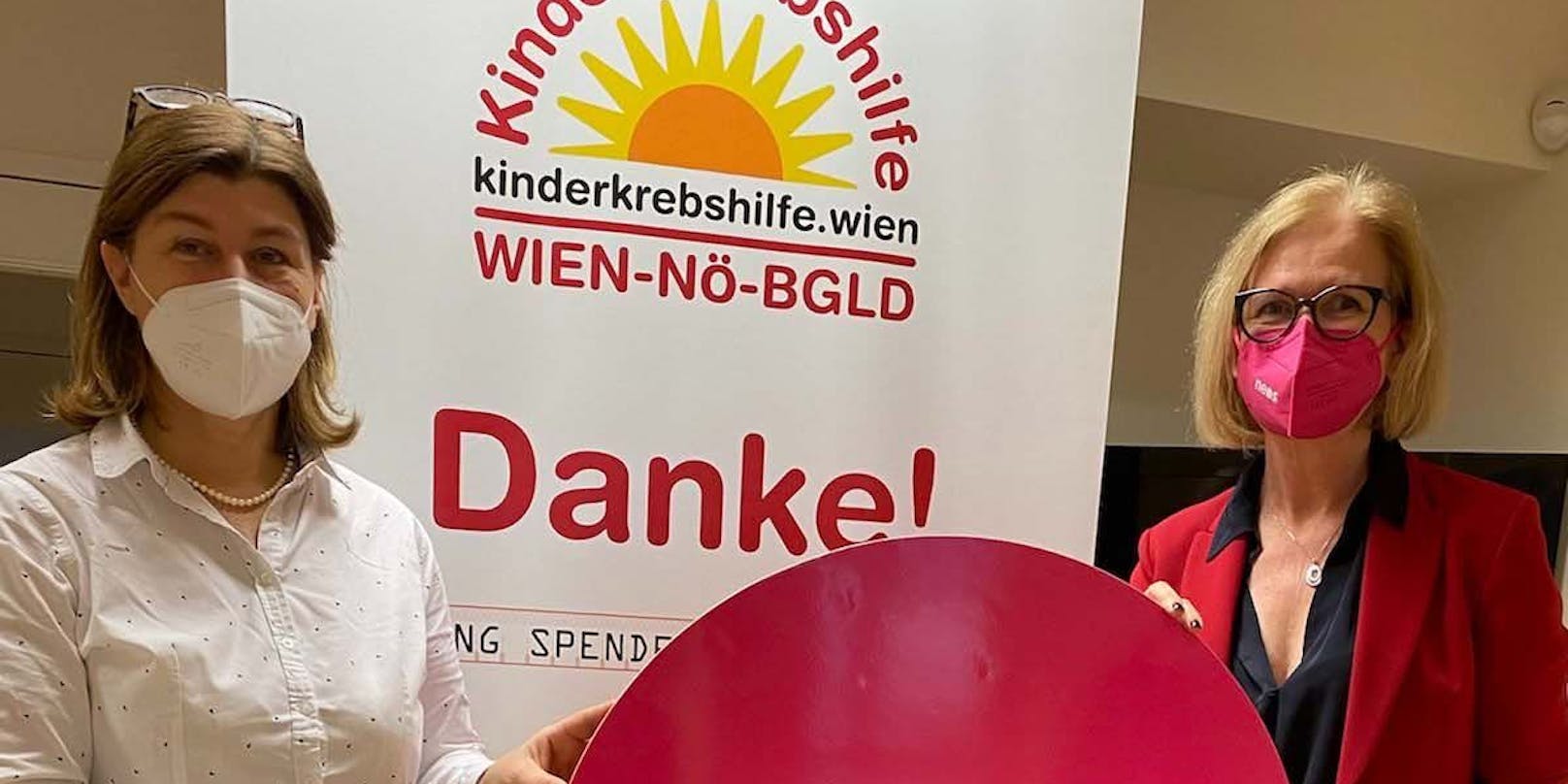 Kollermann bei der Übergabe einer Spende an die Kinderkrebshilfe Niederösterreich