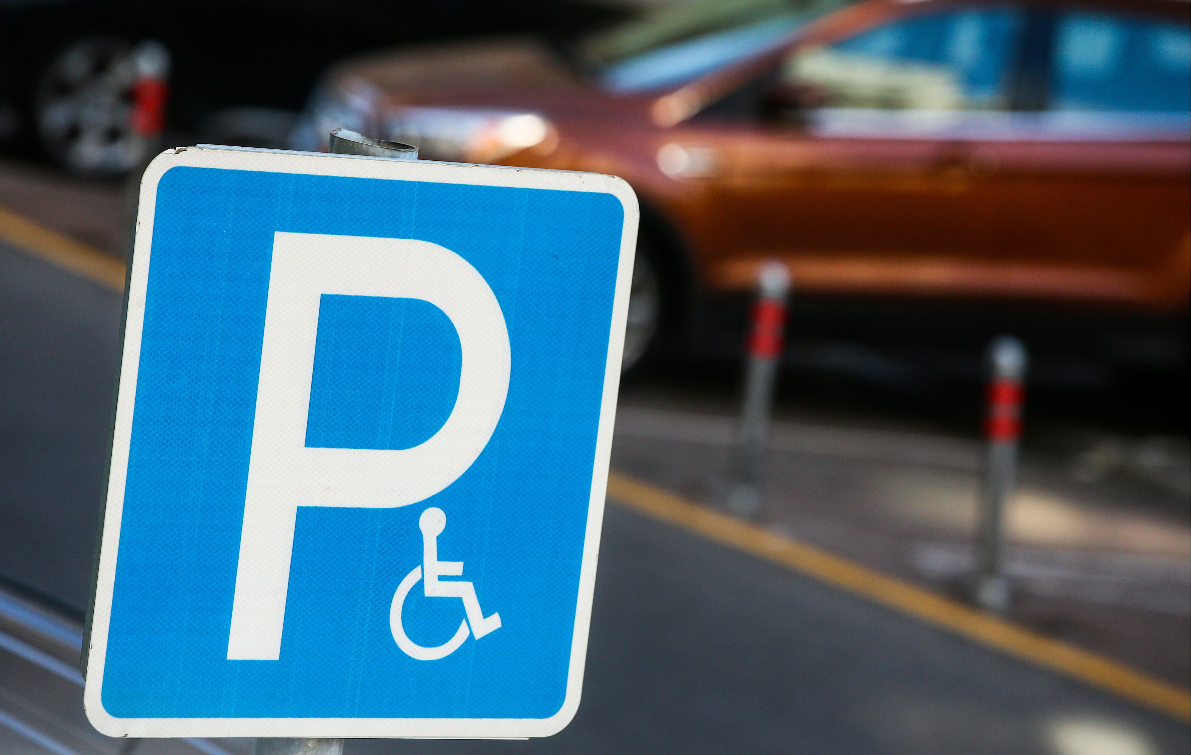 Wer in Österreich rechtswidrig auf einem Behindertenparkplatz parkt, muss mit Strafen von bis zu 726 Euro rechnen. (Symbolbild)