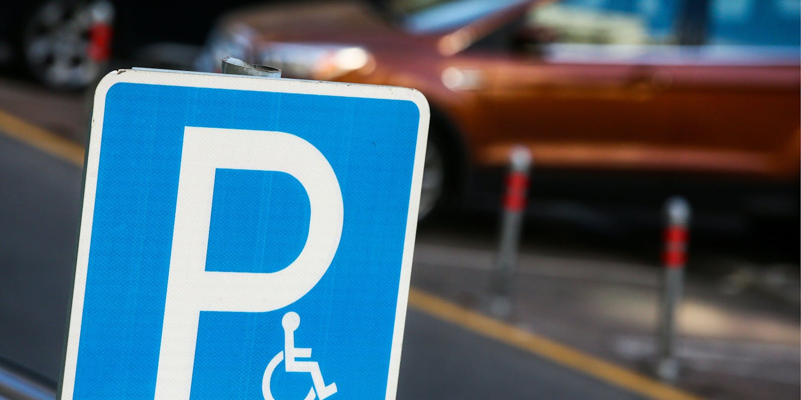 Wer in Österreich rechtswidrig auf einem Behindertenparkplatz parkt, muss mit Strafen von bis zu 726 Euro rechnen. (Symbolbild)