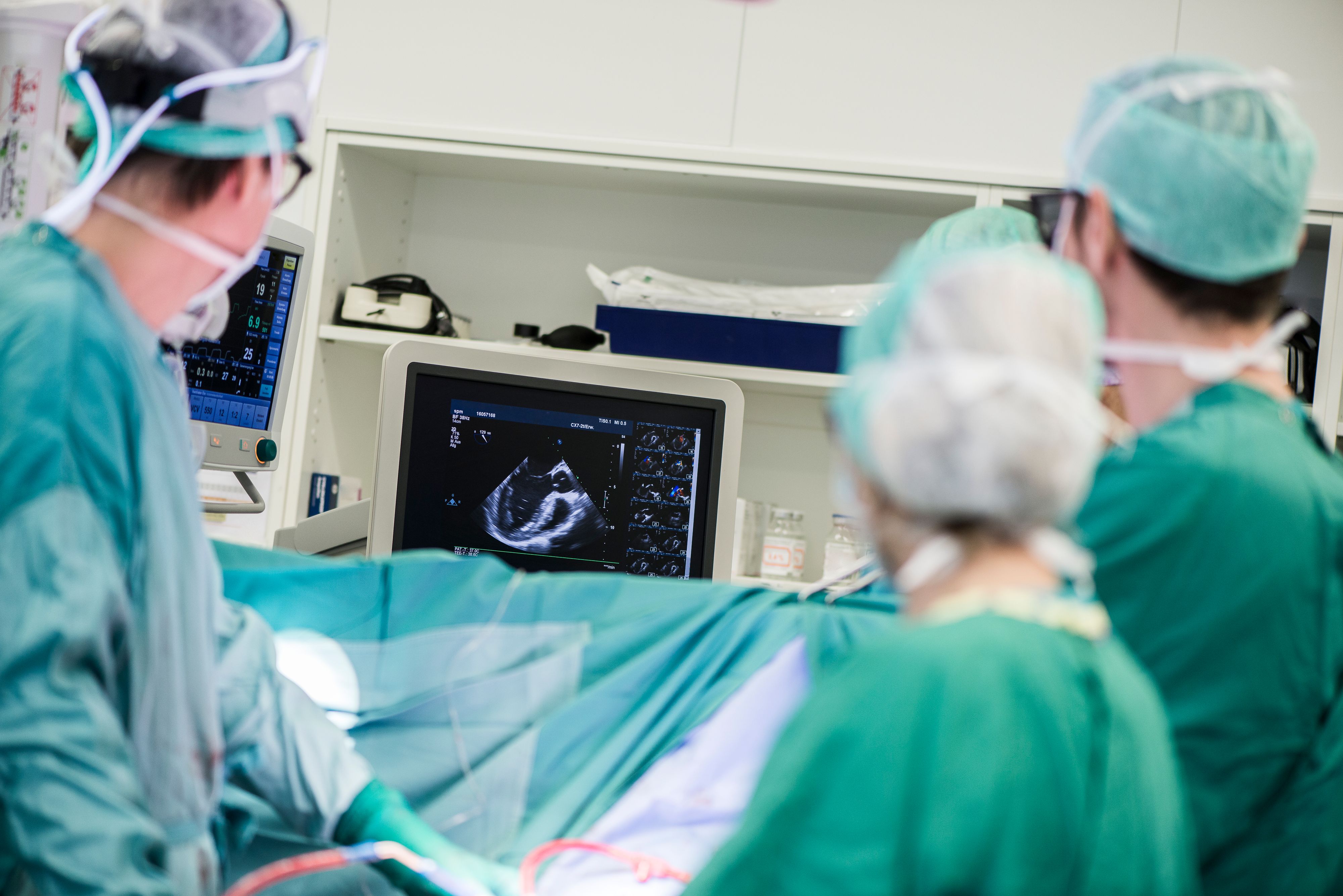 Download von www.picturedesk.com am 07.02.2022 (14:03).  Heart surgeons and operating room nurse looking at monitor - 20160602_PD16921 - Rechteinfo: Royalty Free (RF) Model Released