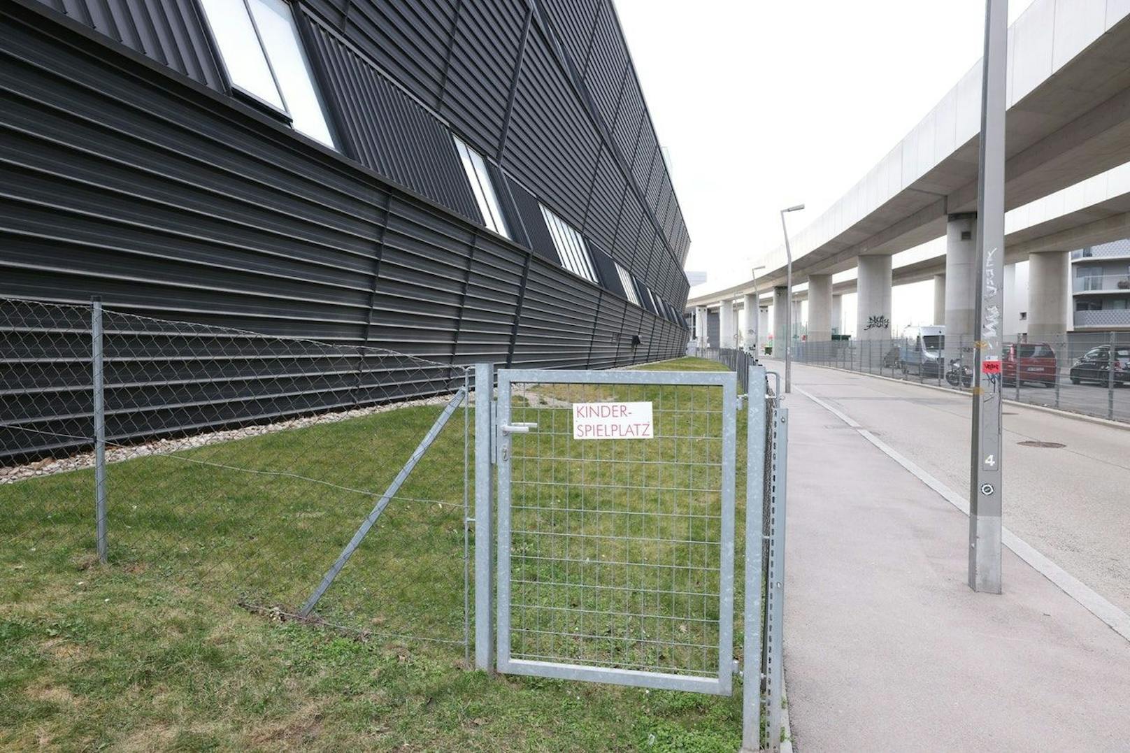 Nach einem Kinderspielplatz sieht diese Grünfläche in Stadlau nicht aus. Ein Schild ist das einzige, das darauf hindeutet.