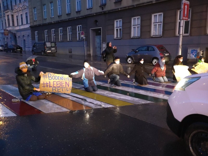 Die Blockade dauerte eine halbe Stunde an. Nur Einsatzfahrzeuge wurden von dem Klimademonstranten durchgelassen.