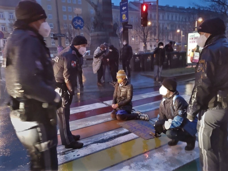 Die Polizei löste Montagmorgen die Blockade des Gürtels auf. Nicht alle Aktivisten folgten der Aufforderung, die Fahrbahn zu verlassen.