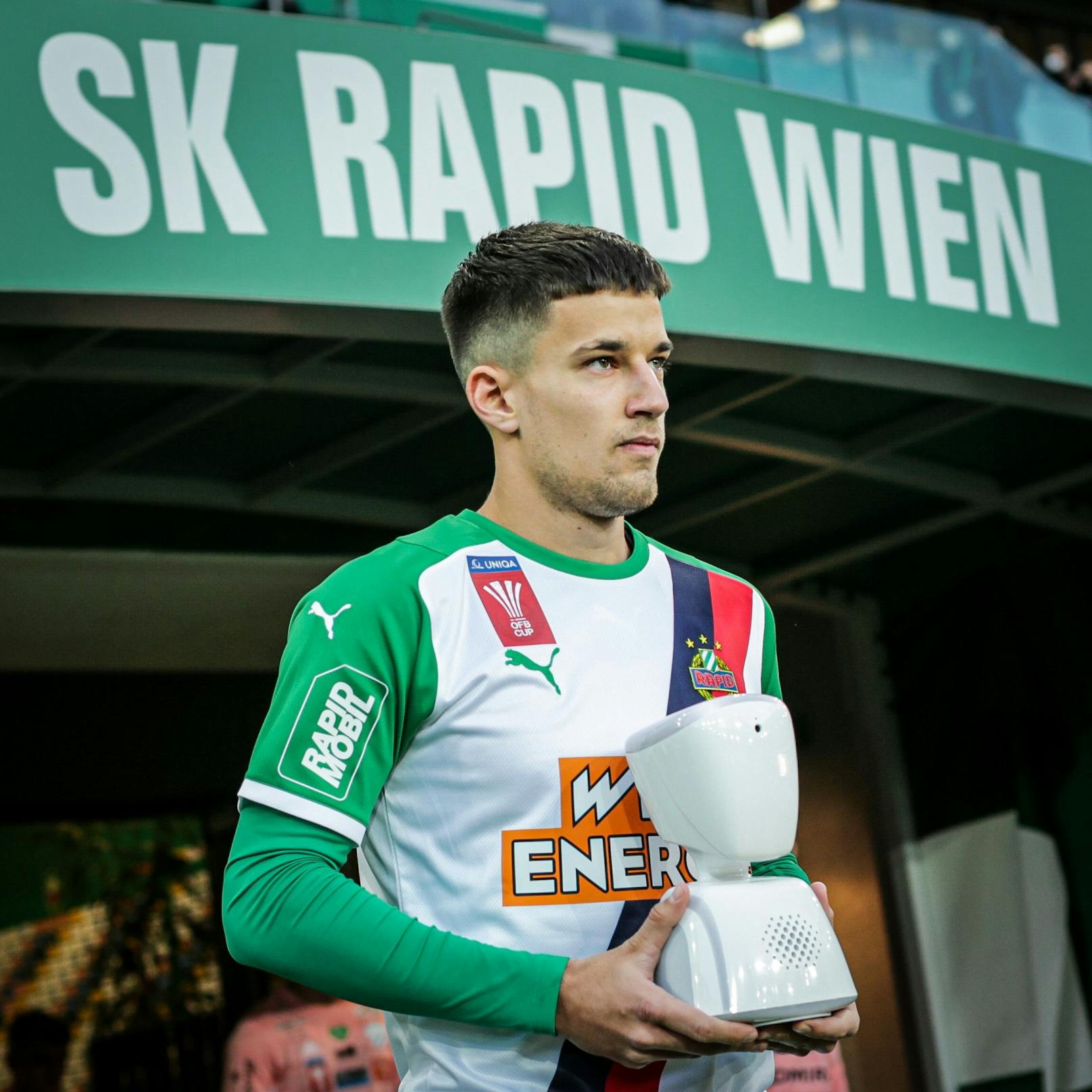 Rapidspieler Jonas Auer trug den Avatar "Rapidini" am Samstag zu seinem ersten Einsatz aufs Spielfeld im Wiener Allianz Stadion.