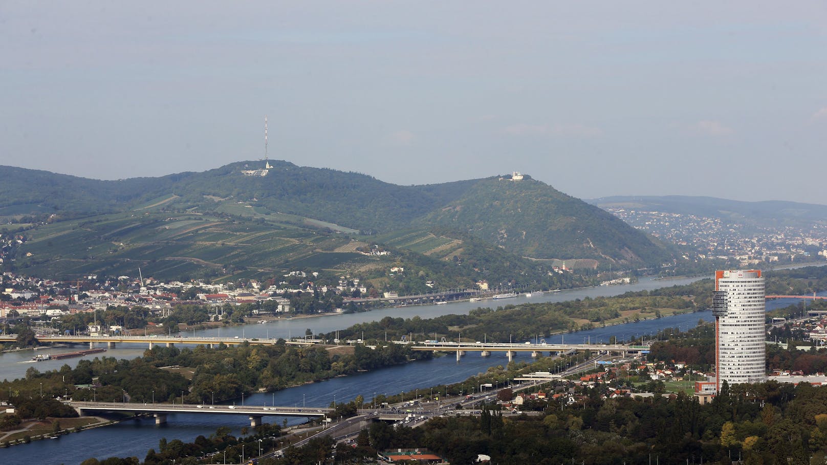 Wien Panorama mit Kahlenberg, Leopoldsberg, Donau und Donauinsel