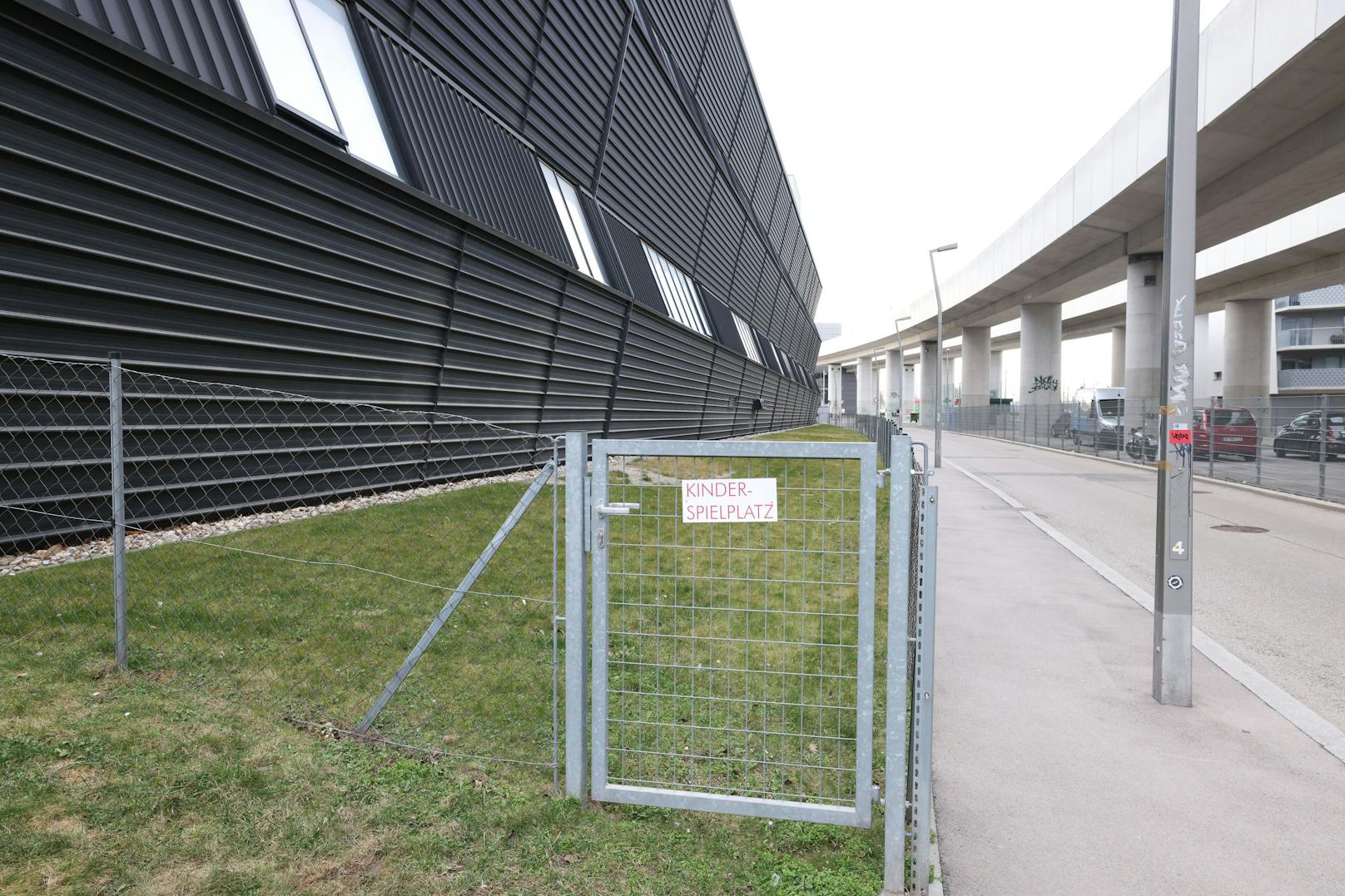 Was als Spielplatz ausgewiesen ist, sieht mehr nach einer trostlosen Grünfläche aus.