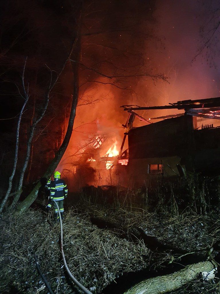 Als die Polizei am Unfallort eintraf, stand das Nebengebäude bereits in Vollbrand.