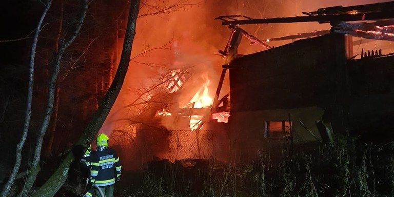 Als die Polizei am Unfallort eintraf, stand das Gebäude bereits in Vollbrand.