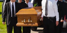 Mann springt bei Beerdigung der Mutter ins offene Grab