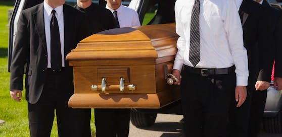 Sargträger bei einer Beerdigung. (Symbolbild)