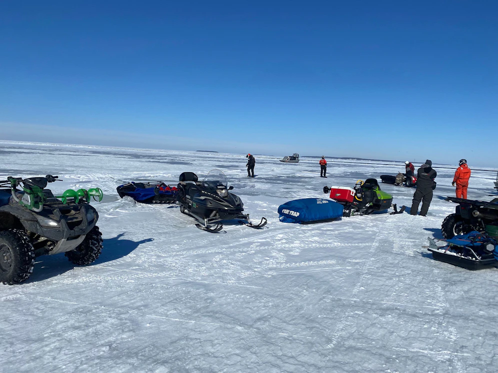 Trotz Warnungen des Wetterdienstes war eine Gruppe von 18 Personen mit Schneemobilen auf dem Eriesee unterwegs. Dann löste sich plötzlich das Eis und die Gruppe musste gerettet werden.