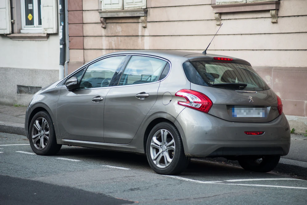Symbolfoto eines grauen Peugeots 208. Es könnte auch ein anderes Modell gewesen sein.