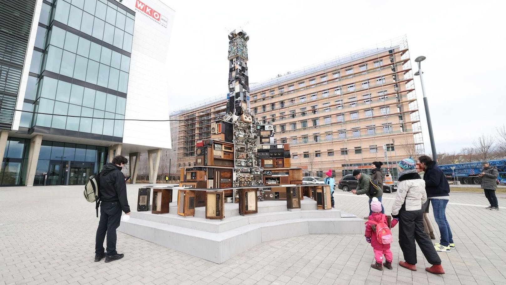 Am Praterstern wurde die Wiener Pestsäule neu interpretiert. Das Kunstwerk "Streamers&nbsp;– a Covid Sculpture" soll zum Nachdenken anregen.