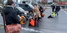Weg versperrt: Autofahrer zerren Aktivisten von Straße