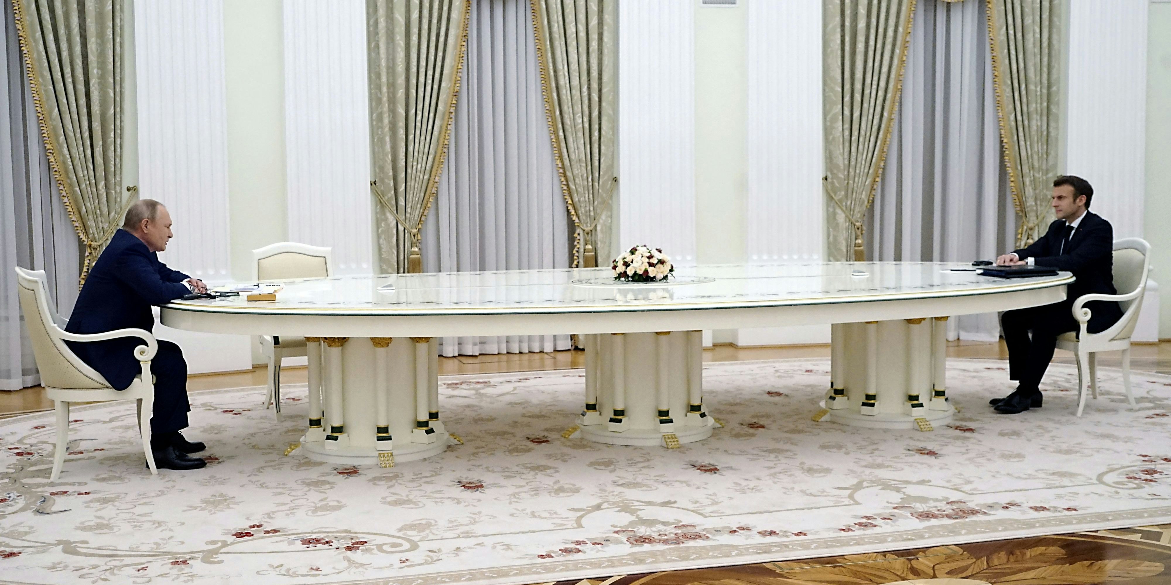 Eher distanziert: Wladimir Putin (l.) und Emmanuel Macron