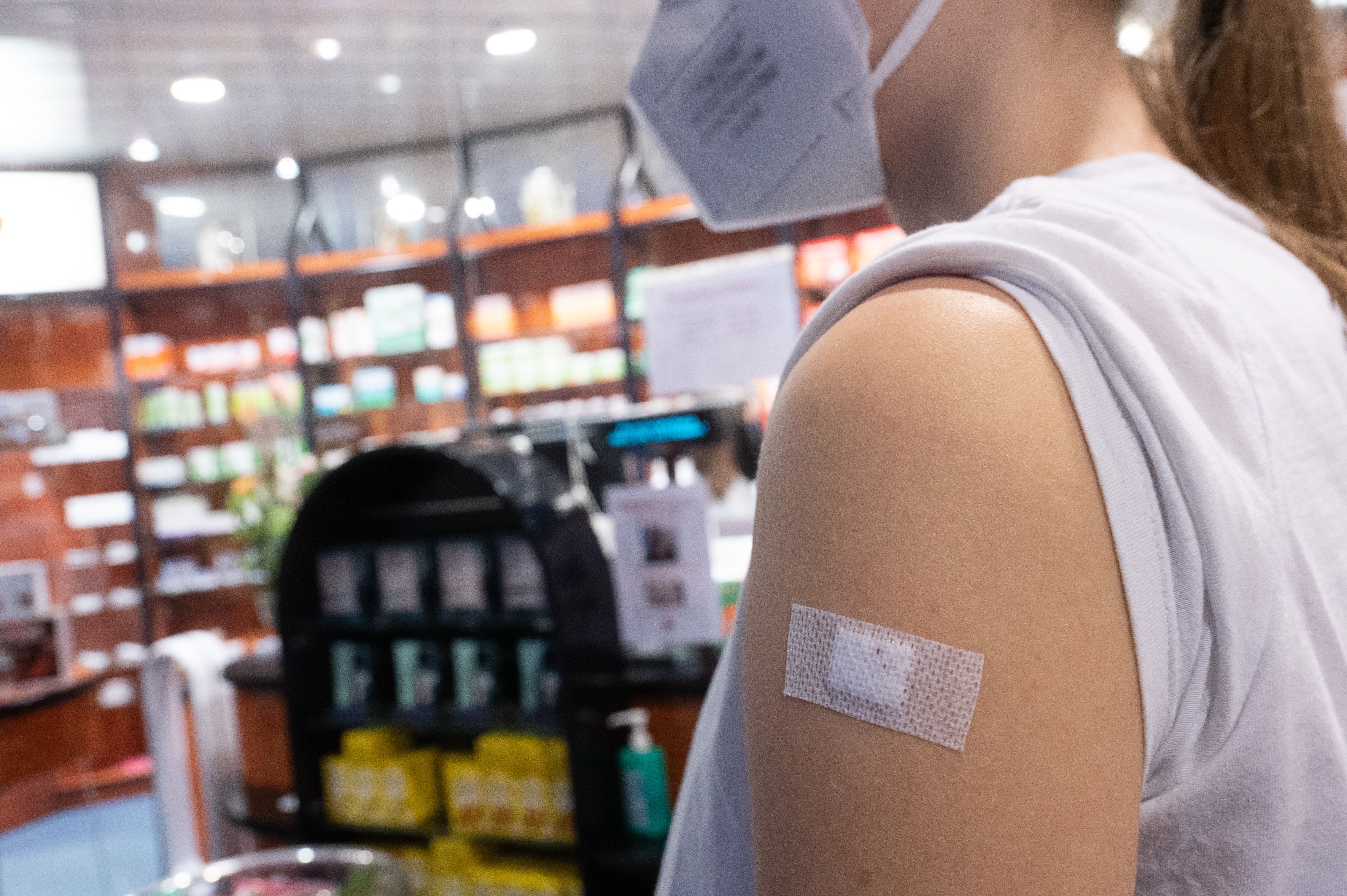 In den sozialen Medien kursiert die Behauptung, die Covid-19-Impfung würde Krebs auslösen. 