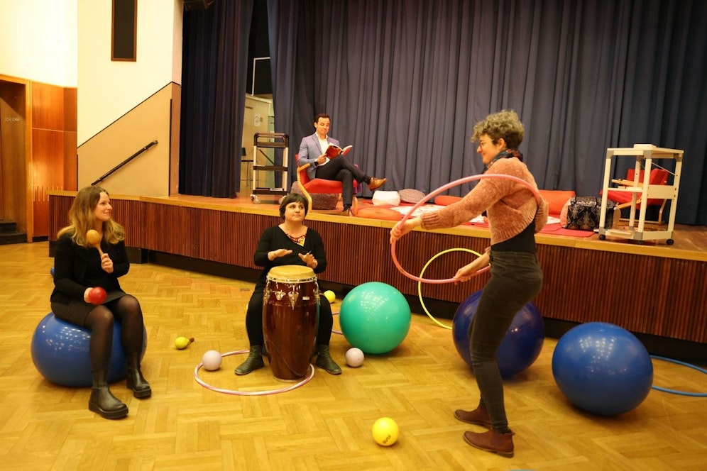 Annelies Larcher (Gebietsbetreuung), die Pädagoginnen Jutta Niederstätter und Anna Schmidt&nbsp;(Das offene Wohnzimmer, v.li.)) und&nbsp;Dominik Wang (Direktor VHS)&nbsp;organisieren den Kindergarten für Erwachsene.