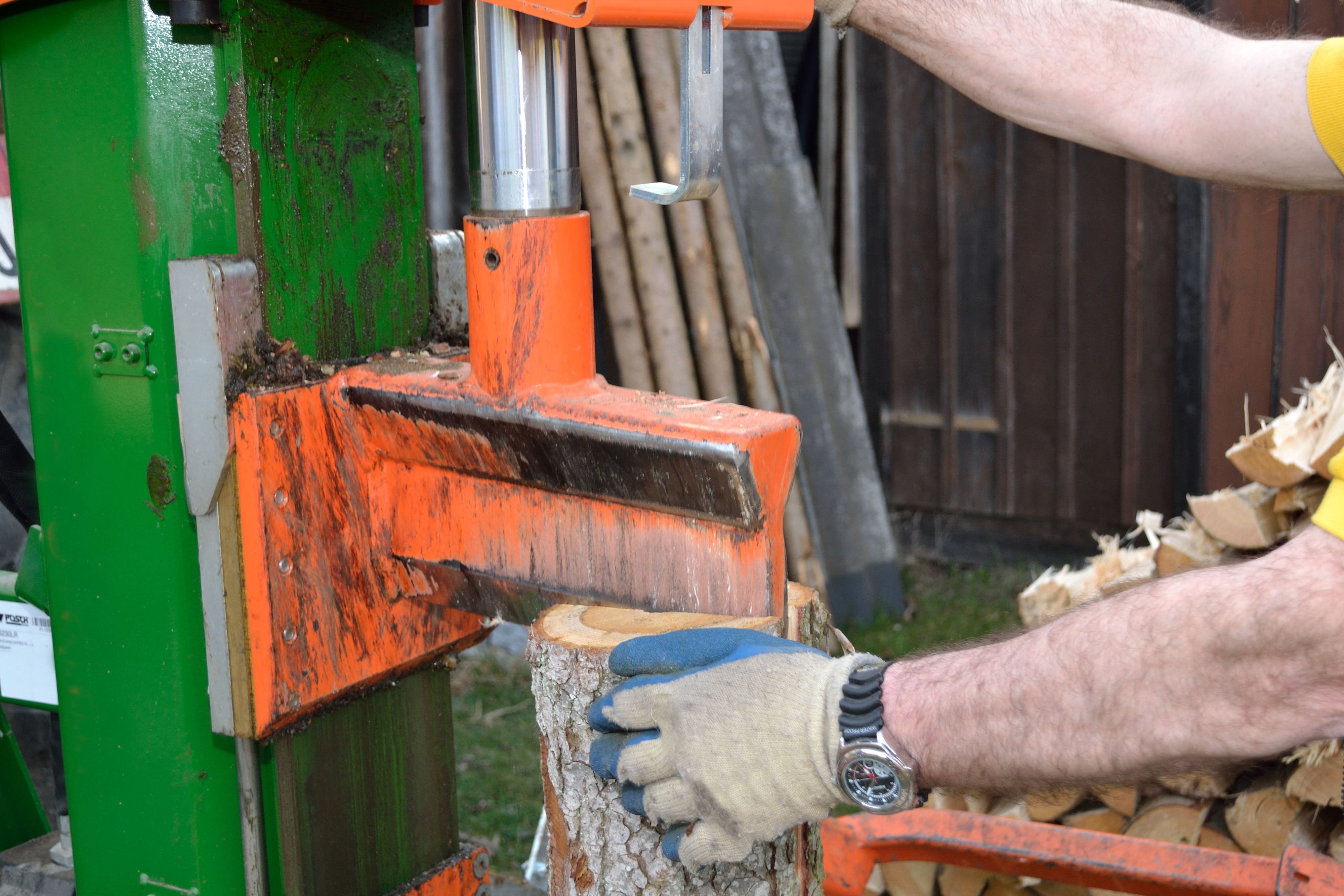 Der Mann arbeitete mit einem elektrischen Holzspalter. (Symbolbild)