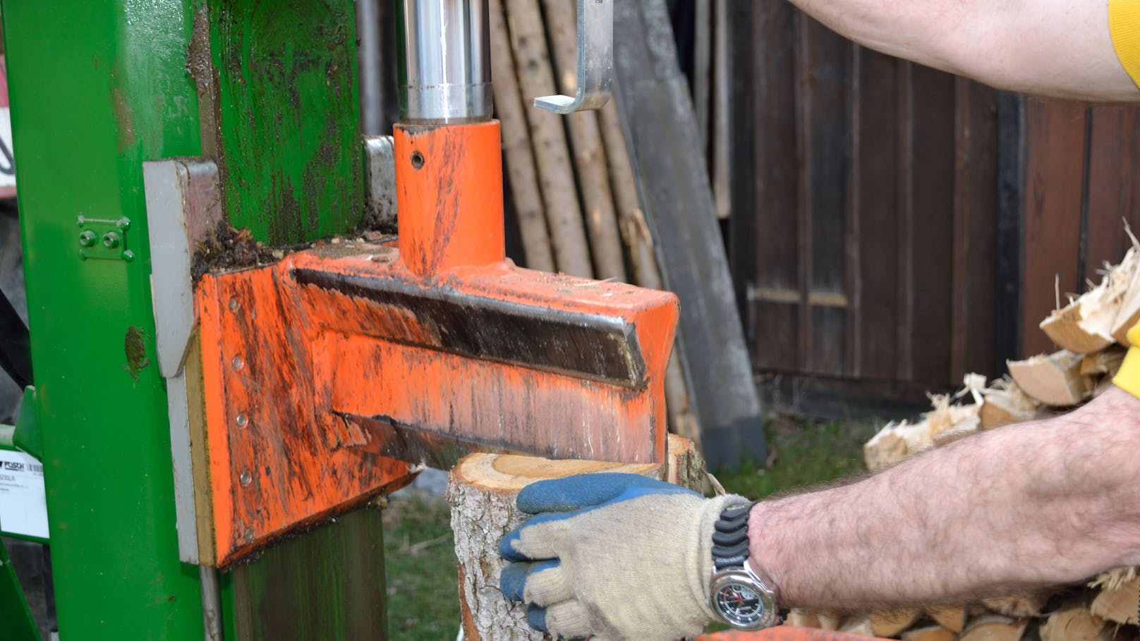 Mann (77) trennt sich beim Holzspalten drei Finger ab