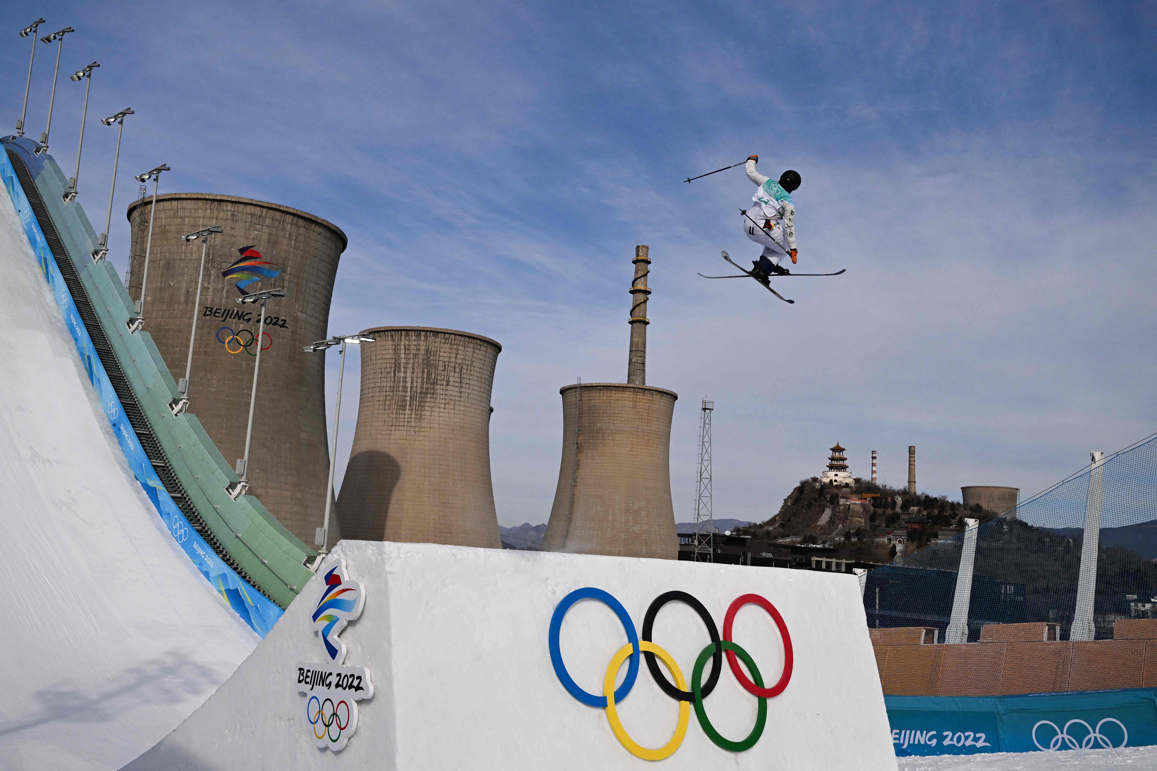 Die Sportstätte befindet sich auf dem Gelände einer früheren Stahlhütte der Shougang Group.